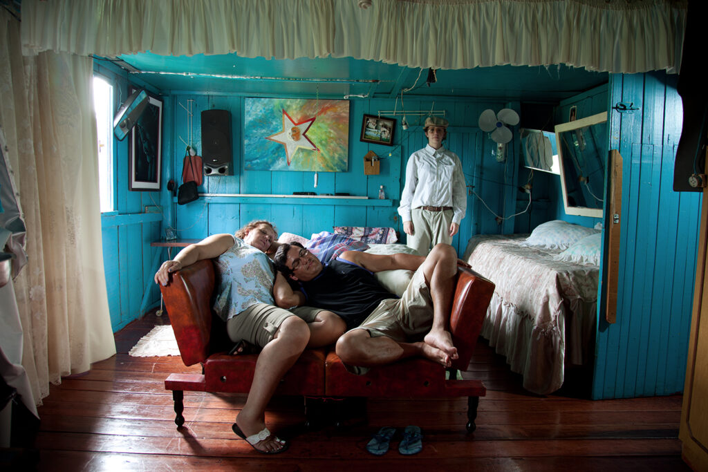 Intimate domestic scene with couple reclining in turquoise bedroom, O Destino de Um Coração