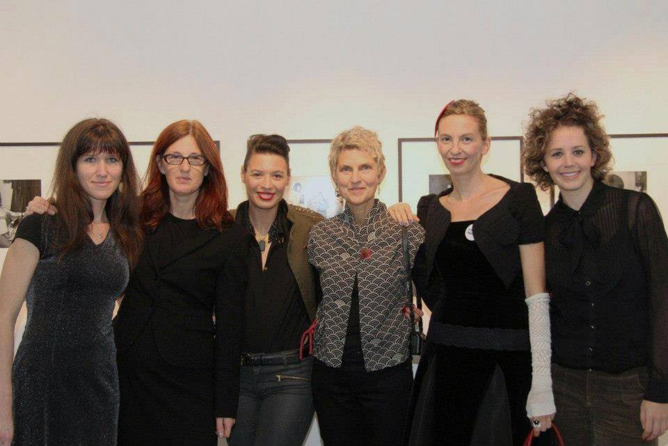 Artists. Isabelle Graeff, Lucy Hilmer, Katarzyna Majak, Petra Rautenstrauch, Regina Anzenberger. Group show Me my Self & I Azenberger Gallery, Viena. O Destino De Um Coração.